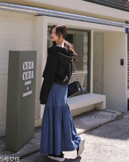 衛(wèi)衣搭配牛仔裙好看嗎？瞬間減齡變少女