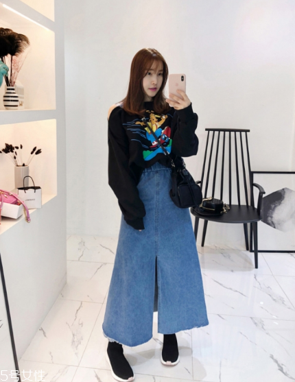 衛(wèi)衣搭配牛仔裙好看嗎？瞬間減齡變少女