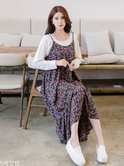 吊帶碎花裙配什么上衣？打造乖乖女形象