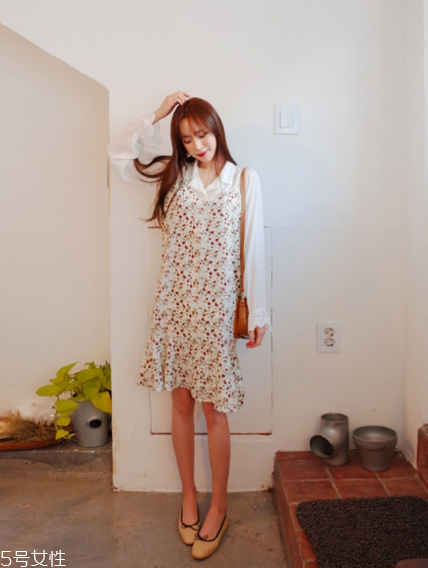 吊帶碎花裙配什么上衣？打造乖乖女形象
