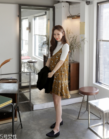 吊帶碎花裙配什么上衣？打造乖乖女形象
