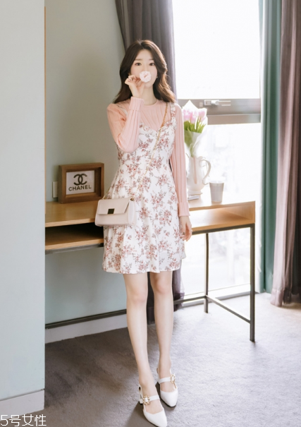 吊帶碎花裙配什么上衣？打造乖乖女形象