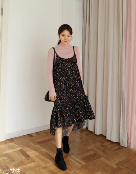 吊帶碎花裙配什么上衣？打造乖乖女形象