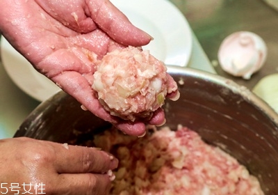 肉丸子怎么做不會散 需要注意的步驟 肉丸子怎么做不會散 需要注意的步驟