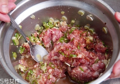 肉丸子怎么做不會散 需要注意的步驟 肉丸子怎么做不會散 需要注意的步驟