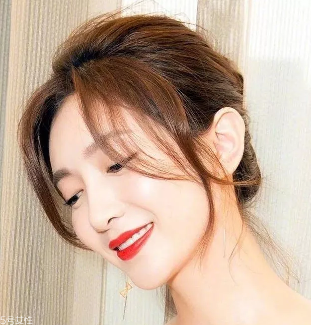 寬額頭適合什么劉海？2018額頭寬劉海圖片