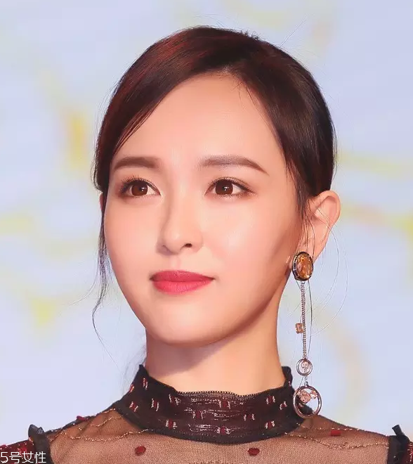 寬額頭適合什么劉海？2018額頭寬劉海圖片