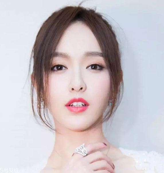 寬額頭適合什么劉海？2018額頭寬劉海圖片