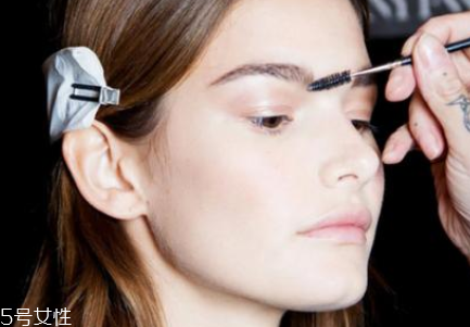 塑形眉膠怎么用？修眉后直接勾畫眉形