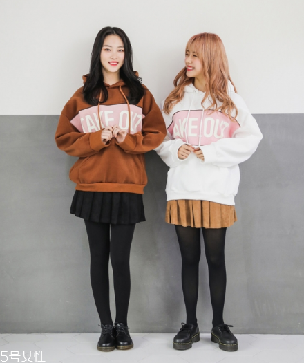 衛(wèi)衣搭配短裙好看嗎？開春必備的減齡穿搭