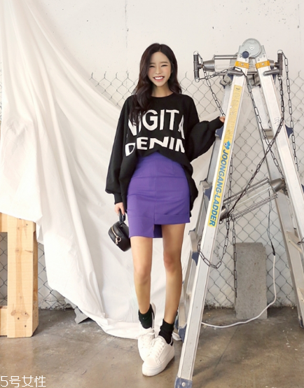 衛(wèi)衣搭配短裙好看嗎？開春必備的減齡穿搭