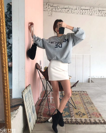 衛(wèi)衣搭配短裙好看嗎？開春必備的減齡穿搭