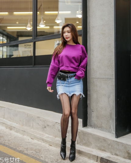 衛(wèi)衣搭配短裙好看嗎？開春必備的減齡穿搭
