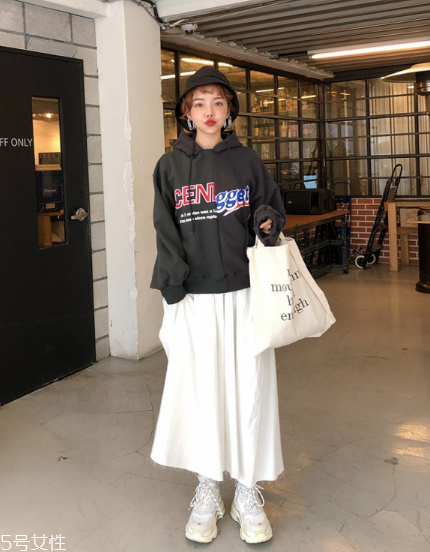 衛(wèi)衣搭配長(zhǎng)裙好看嗎？早春凹足造型感