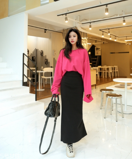 衛(wèi)衣搭配長(zhǎng)裙好看嗎？早春凹足造型感