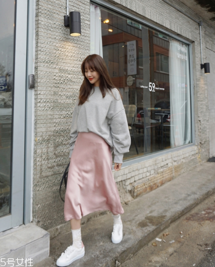 衛(wèi)衣搭配長(zhǎng)裙好看嗎？早春凹足造型感