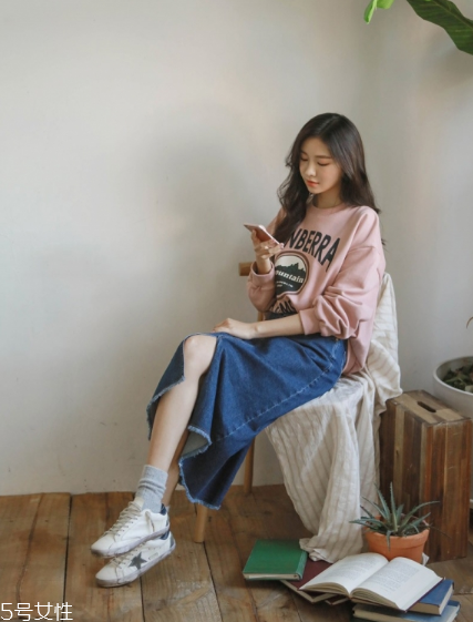 衛(wèi)衣搭配長(zhǎng)裙好看嗎？早春凹足造型感