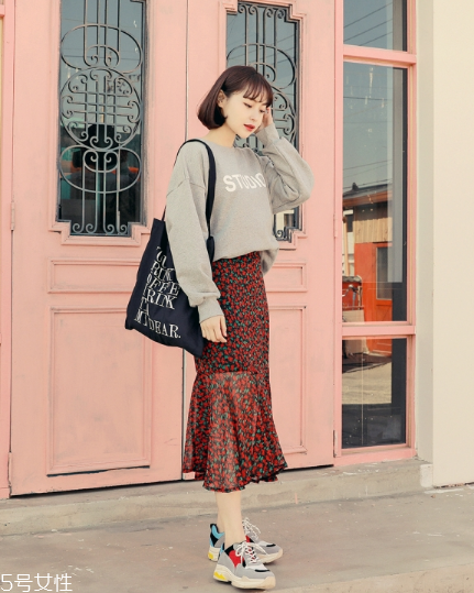 衛(wèi)衣搭配長(zhǎng)裙好看嗎？早春凹足造型感