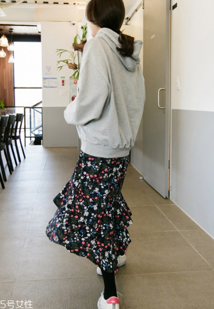 衛(wèi)衣搭配長(zhǎng)裙好看嗎？早春凹足造型感