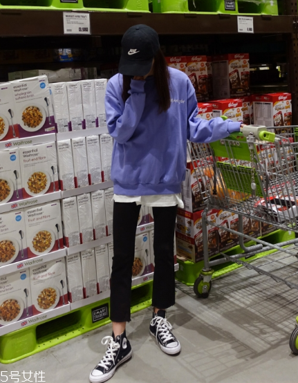 紫色衛(wèi)衣怎么搭配？流行色助你成為時(shí)尚女王