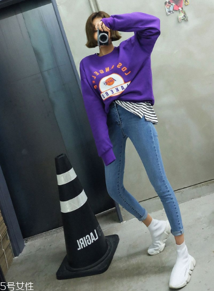 紫色衛(wèi)衣怎么搭配？流行色助你成為時(shí)尚女王