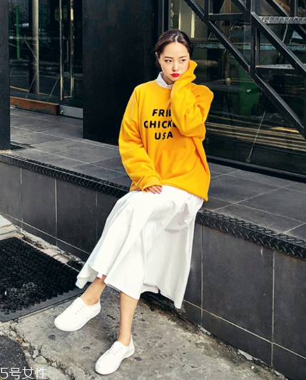 黃色衛(wèi)衣怎么搭配？用亮色吸引眼球