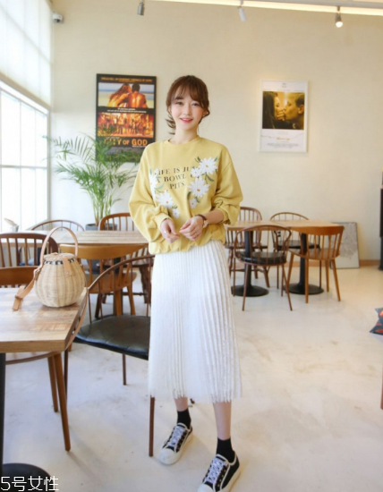黃色衛(wèi)衣怎么搭配？用亮色吸引眼球