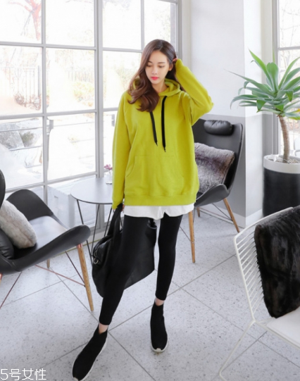 黃色衛(wèi)衣怎么搭配？用亮色吸引眼球