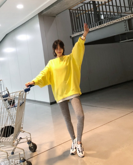 黃色衛(wèi)衣怎么搭配？用亮色吸引眼球