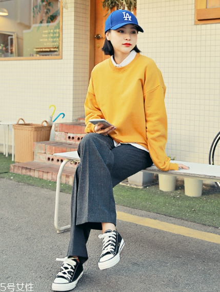 黃色衛(wèi)衣怎么搭配？用亮色吸引眼球