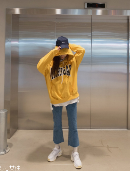 黃色衛(wèi)衣怎么搭配？用亮色吸引眼球