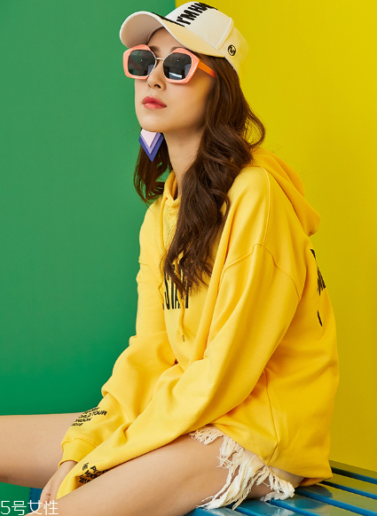 黃色衛(wèi)衣怎么搭配？用亮色吸引眼球