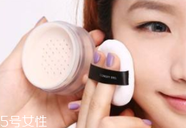 定妝粉用多了會怎么樣？妝效厚重不透氣