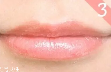 唇彩怎樣才能不掉色？用口紅雨衣固色