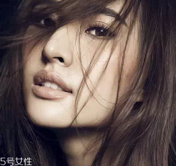 唇彩怎樣才能不掉色？用口紅雨衣固色