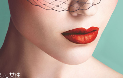 唇彩怎樣才能不掉色？用口紅雨衣固色