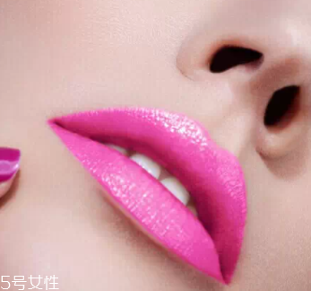 唇彩怎樣才能不掉色？用口紅雨衣固色
