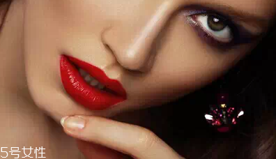 唇彩怎樣才能不掉色？用口紅雨衣固色