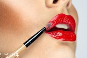 唇彩怎樣才能不掉色？用口紅雨衣固色