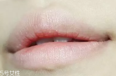 唇彩怎么涂好看？用下唇暈染上唇更好看