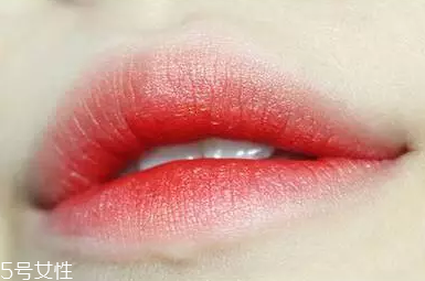 唇彩怎么涂好看？用下唇暈染上唇更好看