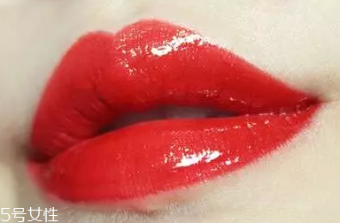 唇彩怎么涂好看？用下唇暈染上唇更好看