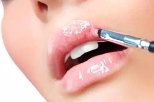 唇彩怎么涂好看？用下唇暈染上唇更好看
