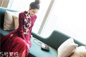 針織連衣裙什么款式好看？搭出時(shí)尚新感覺