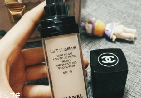 香奈兒粉底液哪款好？緊顏煥彩粉底液干皮救星