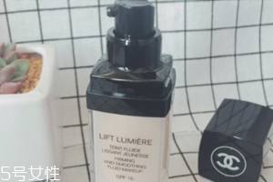 香奈兒粉底液哪款好？緊顏煥彩粉底液干皮救星