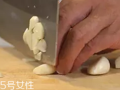 杏鮑菇怎么洗才干凈？鹽水泡泡輕松去污