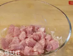 杏鮑菇怎么洗才干凈？鹽水泡泡輕松去污