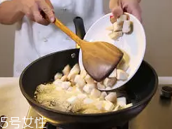 杏鮑菇怎么洗才干凈？鹽水泡泡輕松去污