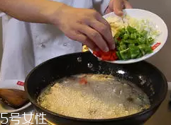 杏鮑菇怎么洗才干凈？鹽水泡泡輕松去污